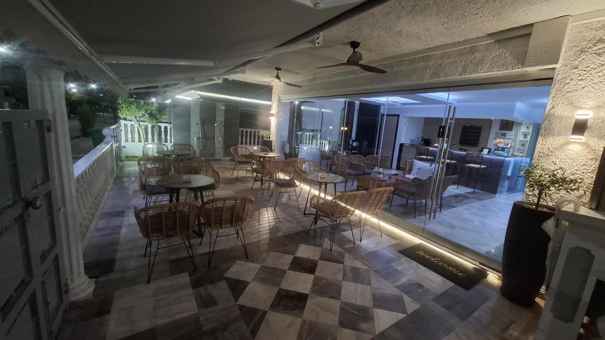 Hotel Kostas Olympiakí Aktí Екстериор снимка